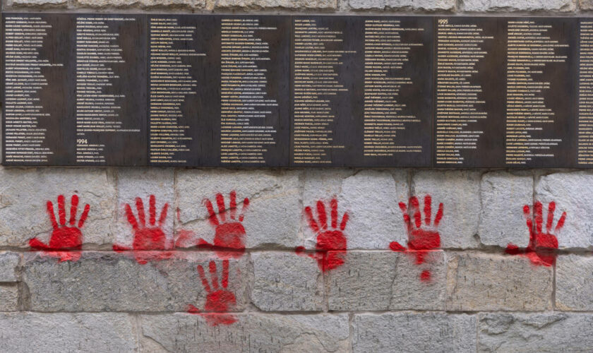 Une enquête ouverte après les tags de « mains rouges » sur le Mémorial de la Shoah