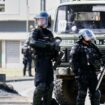 Des gendarmes français gardent l'entrée du quartier de la Vallée-du-Tir, à Nouméa, le 14 mai 2024, au milieu de manifestations liées au débat sur un projet de loi constitutionnelle visant à élargir le corps électoral pour les prochaines élections du territoire français d'outre-mer de Nouvelle-Calédonie.