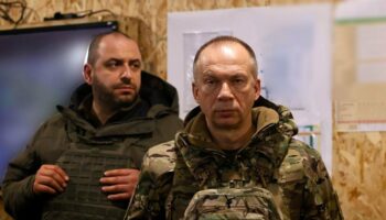 Photo transmise par le service de presse ukrainien des armées le 25 février 2024 montrant Le commandant en chef de l'armée ukrainienne Oleksandre Syrsky (D) lors d'une visite de positions sur la ligne de front dans l'est de l'Ukraine