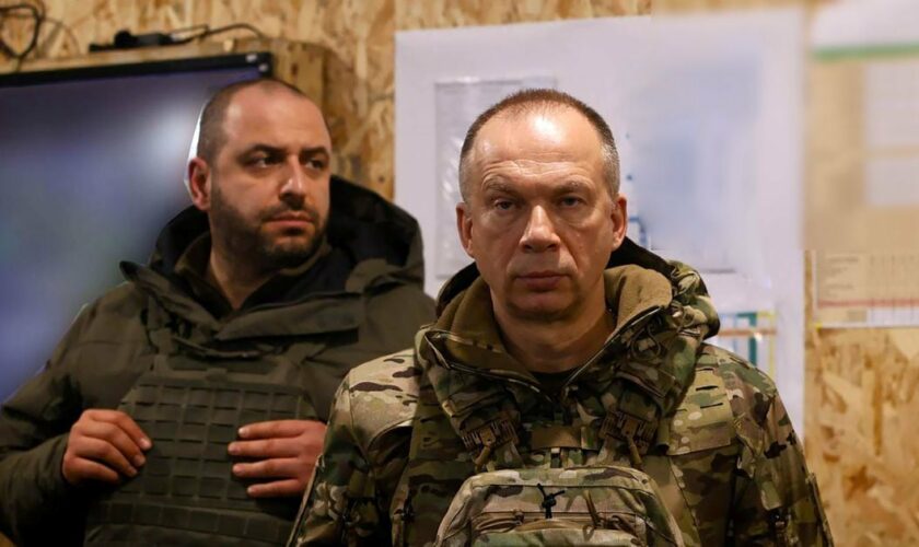 Photo transmise par le service de presse ukrainien des armées le 25 février 2024 montrant Le commandant en chef de l'armée ukrainienne Oleksandre Syrsky (D) lors d'une visite de positions sur la ligne de front dans l'est de l'Ukraine
