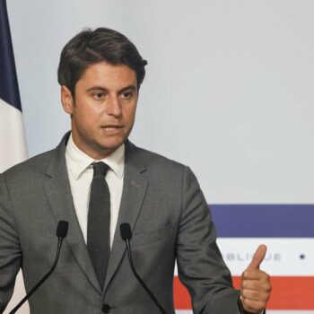 Le Premier ministre français Gabriel Attal s'adresse à la presse à l'issue d'un conseil de sécurité et de défense au palais présidentiel de l'Élysée à Paris, le 16 mai 2024, après trois nuits d'affrontements en Nouvelle-Calédonie.