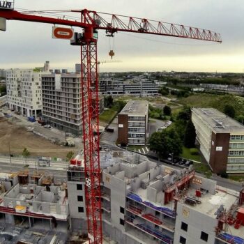 La construction de logements neufs en France a légèrement reculé au troisième trimestre malgré un faible rebond fin août, et s'inscrit toujours en net repli sur les douze mois écoulés, avec des perspectives encore sombres.