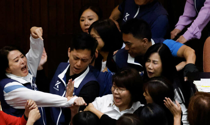 Le Parlement taïwanais se transforme en champ de bataille