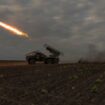Un lance-roquettes multiple Grad des forces ukrainiennes fait feu sur des positions russes dans la région de Kharkiv (nord-est) le 15 mai 2024