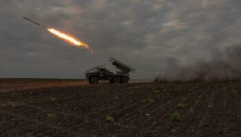 Un lance-roquettes multiple Grad des forces ukrainiennes fait feu sur des positions russes dans la région de Kharkiv (nord-est) le 15 mai 2024