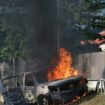 Une voiture en feu aux alentours de Nouméa, en Nouvelle-Calédonie, le 16 mai 2024