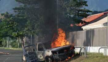 Une voiture en feu aux alentours de Nouméa, en Nouvelle-Calédonie, le 16 mai 2024