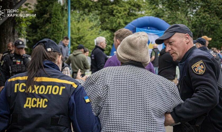 Photo diffusée par les services d'urgence ukrainiens, le 17 mai 2024, montrant des sauveteurs évacuant des civils victimes de bombardements russes dans la région de Kharkiv
