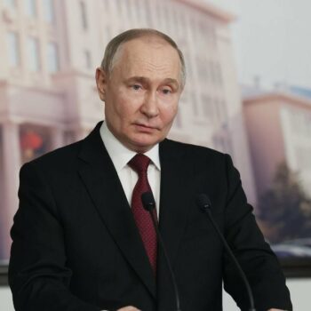 Photo distribuée par l'agence étatique russe Sputnik du président russe Vladimir Poutine lors d'une conférence de presse à Harbin (Chine), le 17 mai 2024