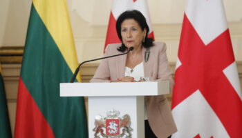 En Géorgie, la présidente Salomé Zourabichvili met son veto à la "loi russe" décriée