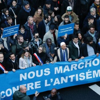 L'écrivain et militant des droits de l'homme Marek Halter (4e d) défile avec des responsables contre l'antisémitisme à Paris le 12 novembre 2023