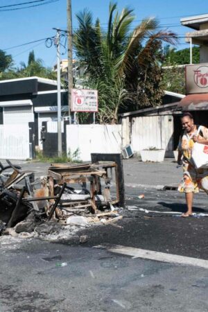 Nouvelle-Calédonie : un mort dans des tirs, blocages, arrivée de renforts… Le point sur la situation samedi