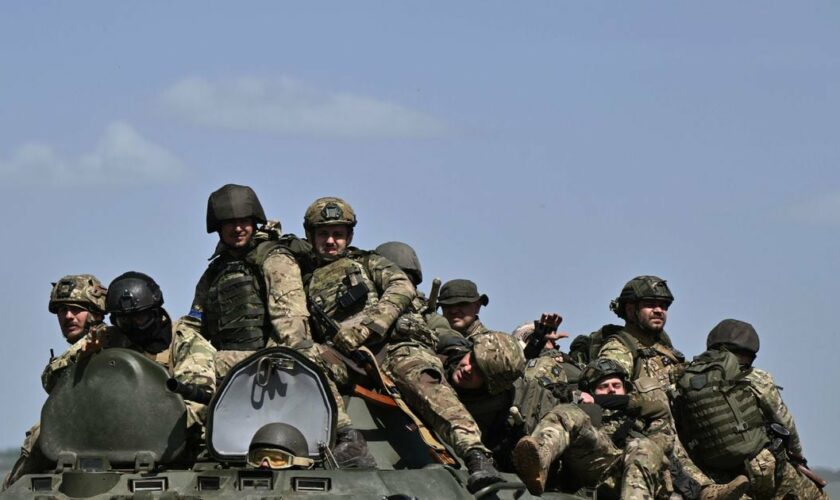 Soldats ukrainiens près de Tchassiv Iar, dans l'est de l'Ukraine, le 27 avril 2024