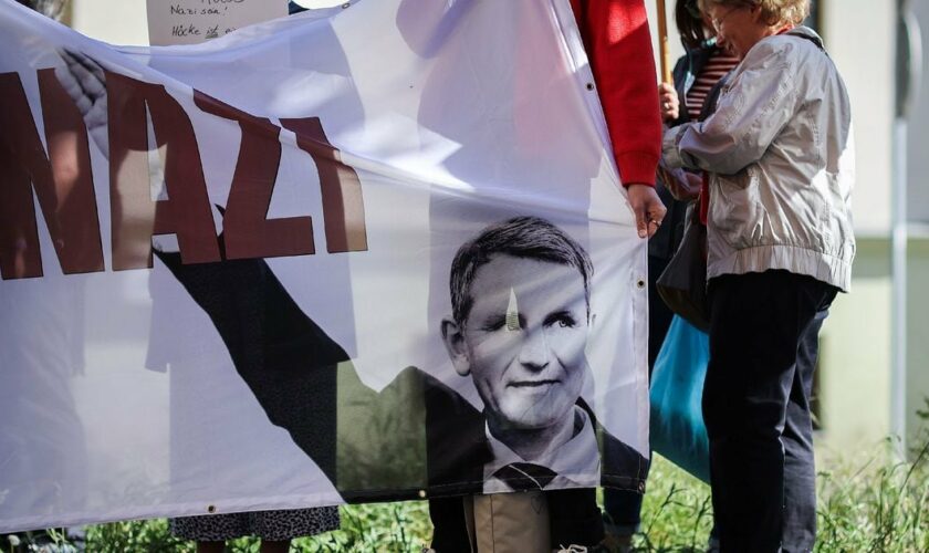 Des manifestants tiennent une banderole représentant Björn Höcke avec le mot "Nazi" devant le tribunal de Halle, le 14 mai 2024 en Allemagne