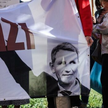 Des manifestants tiennent une banderole représentant Björn Höcke avec le mot "Nazi" devant le tribunal de Halle, le 14 mai 2024 en Allemagne