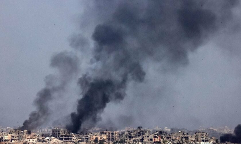 Des fumées après des explosions dans la bande de Gaza, le 21 mai 2024