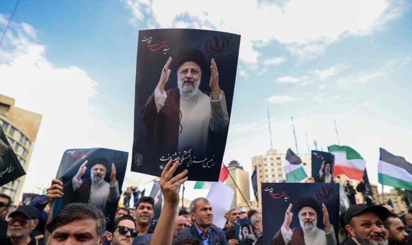 Des Iraniens rassemblés à Téhéran, pour pleurer la mort du président Ebrahim Raissi, du ministre des Affaires étrangères Hossein Amir-Abdollahian et de sept autres personnes dans un accident d'hélicoptère survenu la veille, le 20 mai 2024