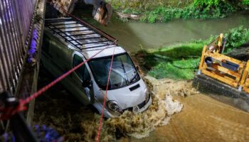Unwetter: Starkregen überflutet in Bayern Straßen und Keller