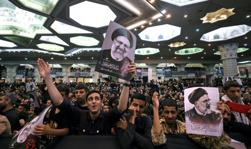 À Téhéran, des milliers d'Iraniens se rassemblent pour les funérailles du président Raïssi