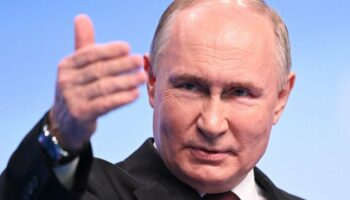 Le président russe Vladimir Poutine, réélu, lors d'une rencontre avec les médias à Moscou, le 18 mars 2024