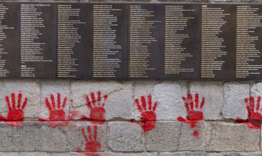 Des mains rouges taguées sur le Mur des Justes au Mémorial de la Shoah à Paris, le 14 mai 2024