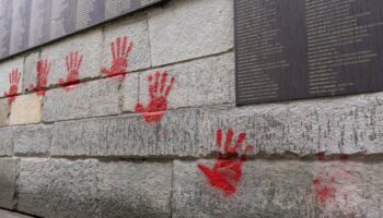 Des mains rouges ont été taguées sur le Mur des Justes à l'extérieur du mémorial de la Shoah, le 14 mai 2024, à Paris