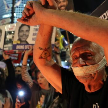 Des familles et soutiens des otages détenus à Gaza manifestent à Tel-Aviv, le 6 mai 2024 en Israël