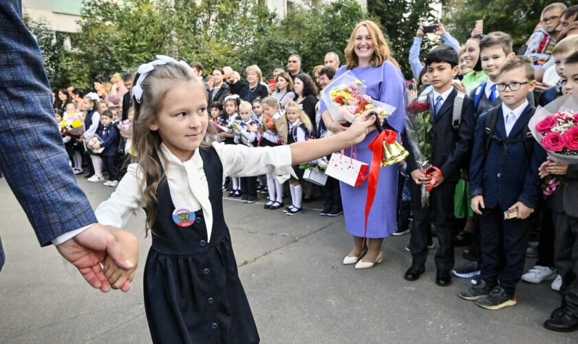 Des élèves russes lors d'une cérémonie à Moscou le 1er septembre 2023