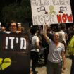 Des familles des otages retenus dans la bande de Gaza et des sympathisants manifestent le 22 mai 2024 à Jérusalem pour réclamer au gouvernement la libération de leurs proches