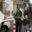 Un policier arrête un membre présumé d'un réseau de trafic de drogue dans les quartiers nord de Marseille, le 11 décembre 2023