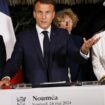Le président Emmanuel Macron (c) prononce un discours entouré du ministre de l'Intérieur Gérald Darmanin (g) et du haut-commissaire de la Nouvelle-Calédonie Louis Le Franc, le 24 mai 2024 à Nouméa