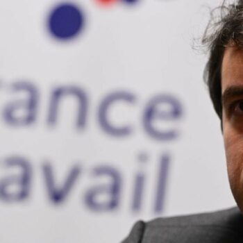 Le Premier ministre Gabriel Attal dans une agence de France Travail, le 1er mars 2024