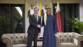 Le secrétaire d'État américain Antony Blinken rencontre le Premier ministre et ministre des Affaires étrangères du Qatar, Cheikh Mohammed bin Abdulrahman al-Thani, à Diwan Annex, à Doha, le 6 février 2024.