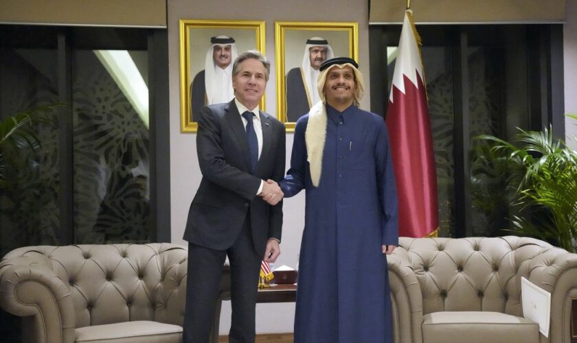 Le secrétaire d'État américain Antony Blinken rencontre le Premier ministre et ministre des Affaires étrangères du Qatar, Cheikh Mohammed bin Abdulrahman al-Thani, à Diwan Annex, à Doha, le 6 février 2024.