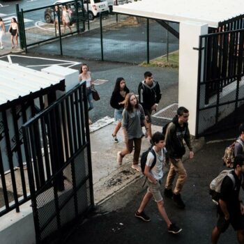 Fermeture des écoles en Nouvelle-Calédonie : «Il va falloir préparer la rentrée, discuter avec les élèves, retrouver la paix»