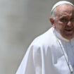 Le pape François utilise une insulte homophobe lors d’un discours devant des évêques