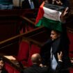 Le député LFI Sébastien Delogu a écopé mardi de la sanction maximale à l'Assemblée, après avoir brandi un drapeau palestinien dans l'hémicycle lors de la séance des questions au gouvernement, en contradiction avec son règlement.