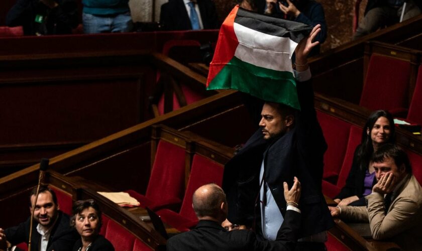 Le député LFI Sébastien Delogu a écopé mardi de la sanction maximale à l'Assemblée, après avoir brandi un drapeau palestinien dans l'hémicycle lors de la séance des questions au gouvernement, en contradiction avec son règlement.