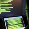 Un homme en train de hacker un système informatique (illustration)