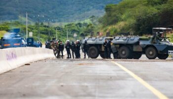 Des gendarmes mobiles sécurisent la zone pendant une opération de nettoyage de la route menant à l'aéroport de Nouméa dans le quartier de Païta, en Nouvelle-Calédonie, le 19 mai 2024