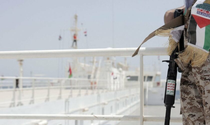 AL HUDAYDAH, YEMEN - 12 MAI : Une vue d'un cargo appelé « Galaxy Leader » reste ancré au large de la côte de la mer Rouge à Al-Hudaydah, au Yémen, le 12 mai 2024. Le 19 novembre, les Houthis du Yémen, soutenus par l'Iran, se sont emparés du cargo appartenant à un homme d'affaires israélien en mer Rouge et l'ont emmené sur les côtes d'As-Salif. Mohammed Hamoud / Anadolu (Photo par Mohammed Hamoud / ANADOLU / Anadolu via AFP)