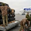 Arrivée d'un chargement de missiles antichar américains FGM-148 Javelins à l'aéroport de Kiev, en Ukraine, le 11 février 2022