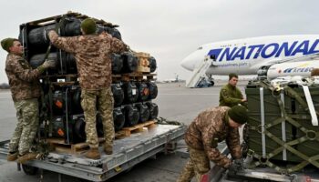 Arrivée d'un chargement de missiles antichar américains FGM-148 Javelins à l'aéroport de Kiev, en Ukraine, le 11 février 2022