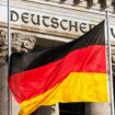 Grundgesetz: Deutschlandflagge vor dem Reichtstagsgebäude