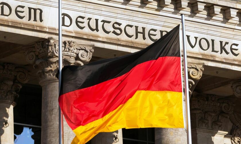 Grundgesetz: Deutschlandflagge vor dem Reichtstagsgebäude