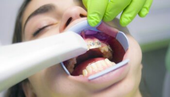À quelle fréquence faut-il consulter un dentiste?