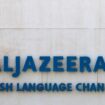 Der Schriftzug und das Logo des arabischen Nachrichtensenders Al-Dschasira sind auf dem Gelände des Unternehmens zu sehen. Foto: