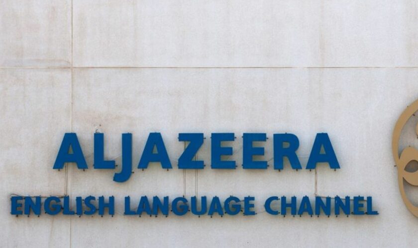 Der Schriftzug und das Logo des arabischen Nachrichtensenders Al-Dschasira sind auf dem Gelände des Unternehmens zu sehen. Foto: