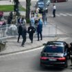 Leibwächter bringen den slowakischen Ministerpräsidenten Robert Fico in einem Auto vom Ort des Geschehens in Sicherheit. Foto: R