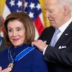 US-Präsident Joe Biden verleiht die Presidential Medal of Freedom an die Abgeordnete Nancy Pelosi. Foto: Alex Brandon/AP/dpa